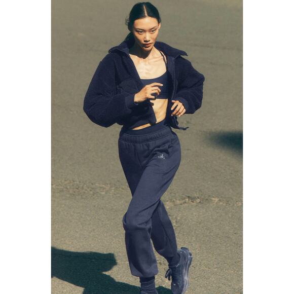 (L) NWT $138 Alo Yoga Accolade Sweatpant Navy - Picture 5 of 8